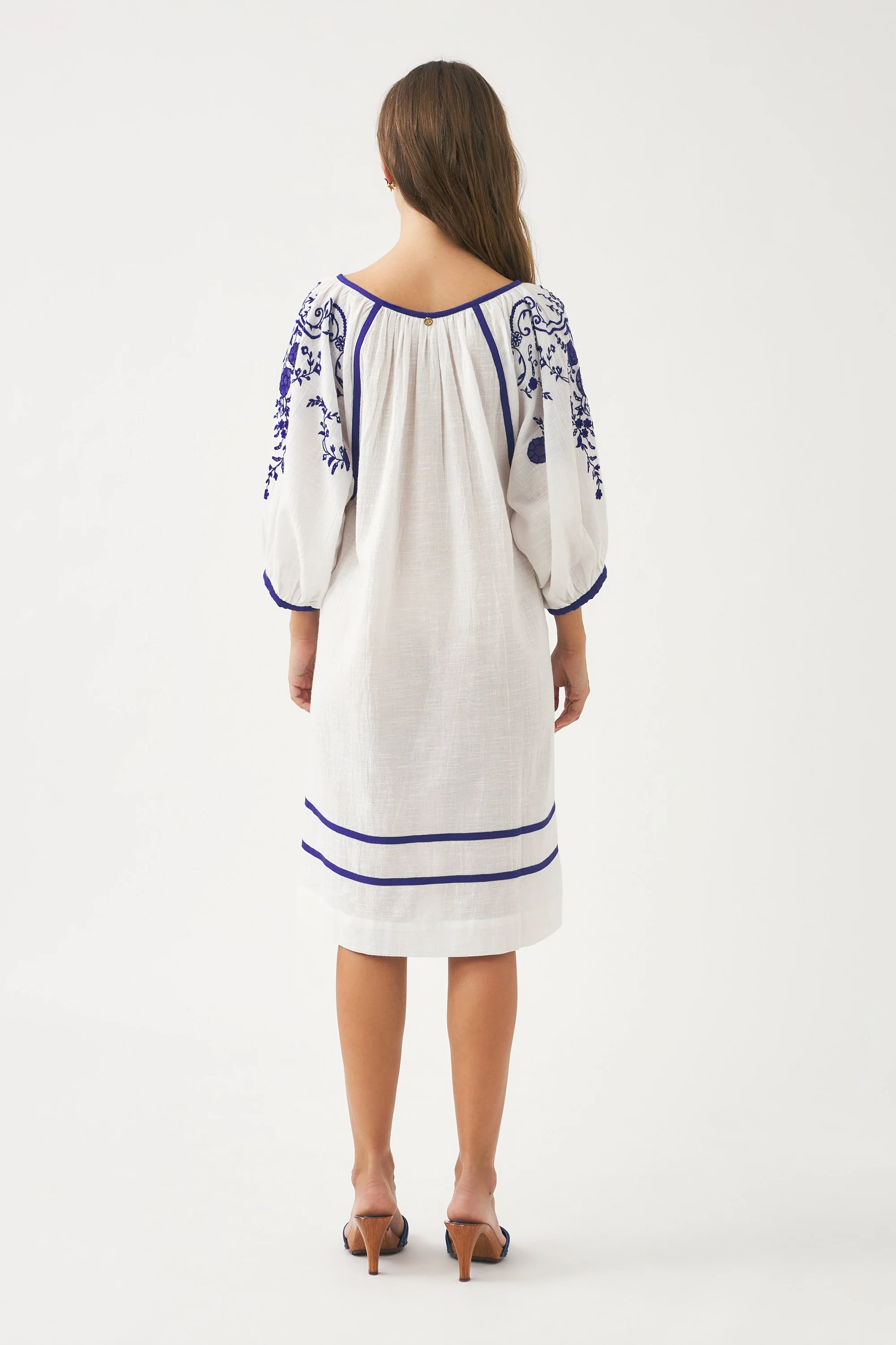 Robe brodée Victoria - Image 2