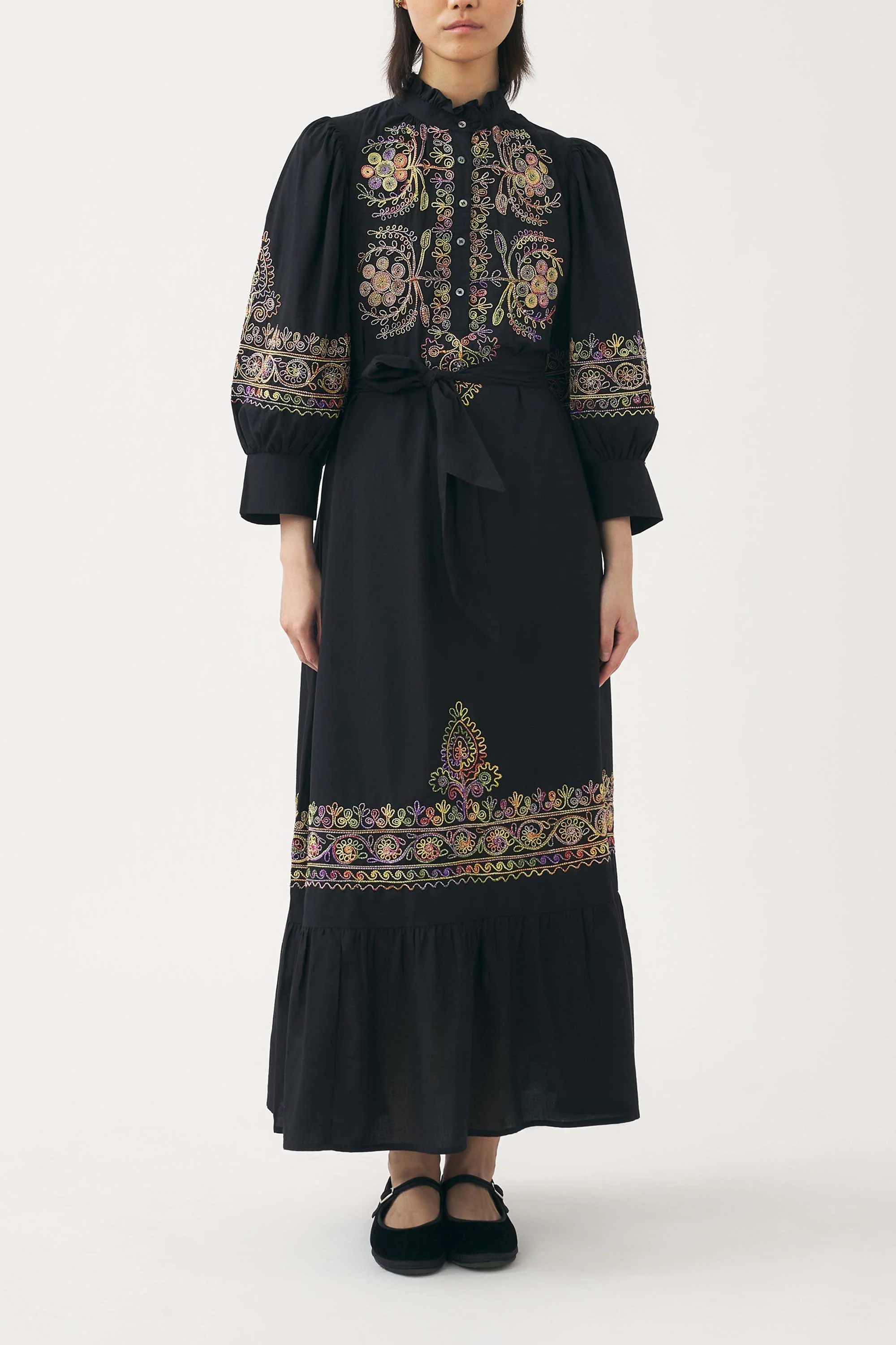 Robe longue brodée à la main Neil - Image 3