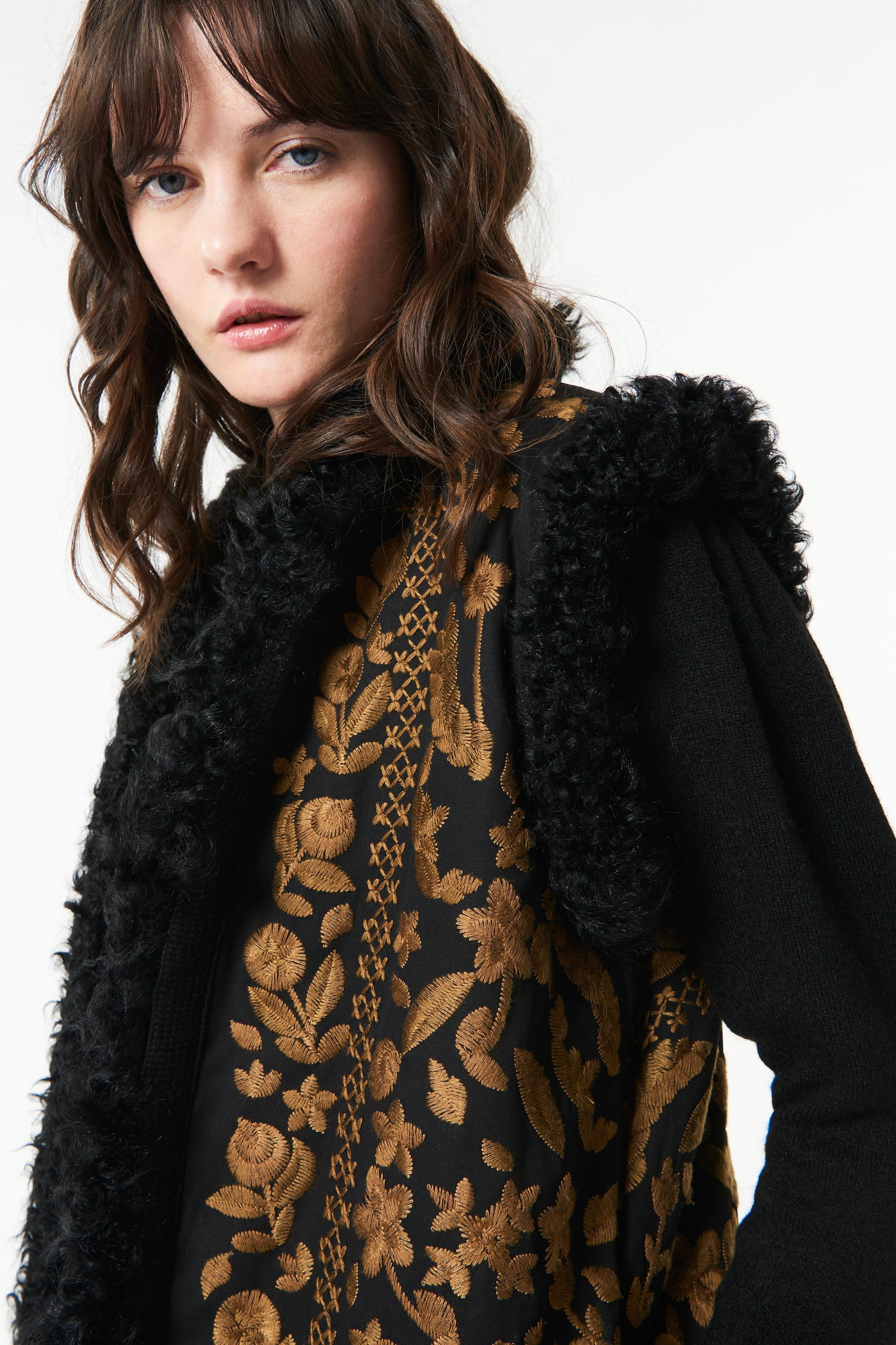 Gilet long en fourrure Huga - Noir et or - Image 2