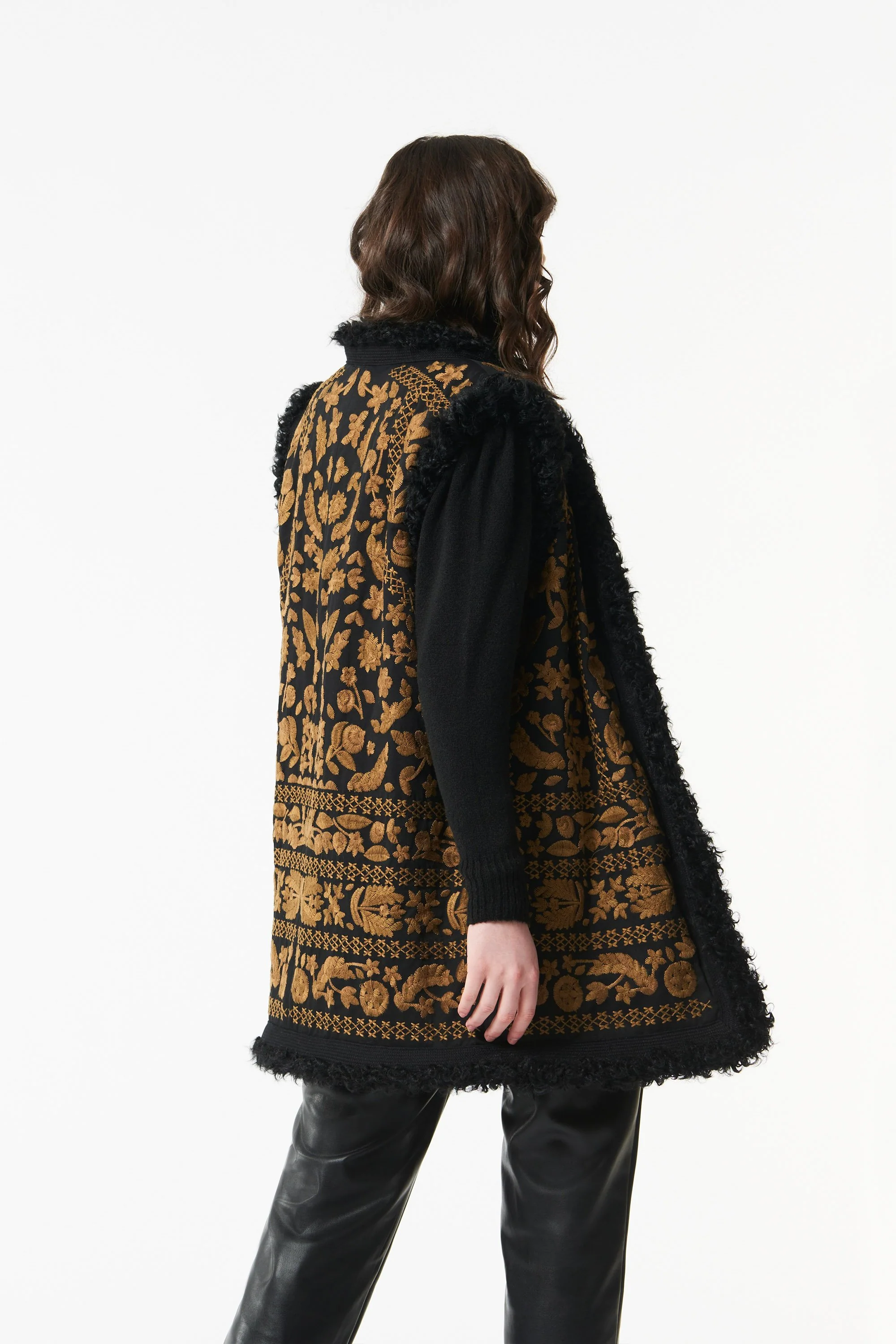 Gilet long en fourrure Huga - Noir et or - Image 4