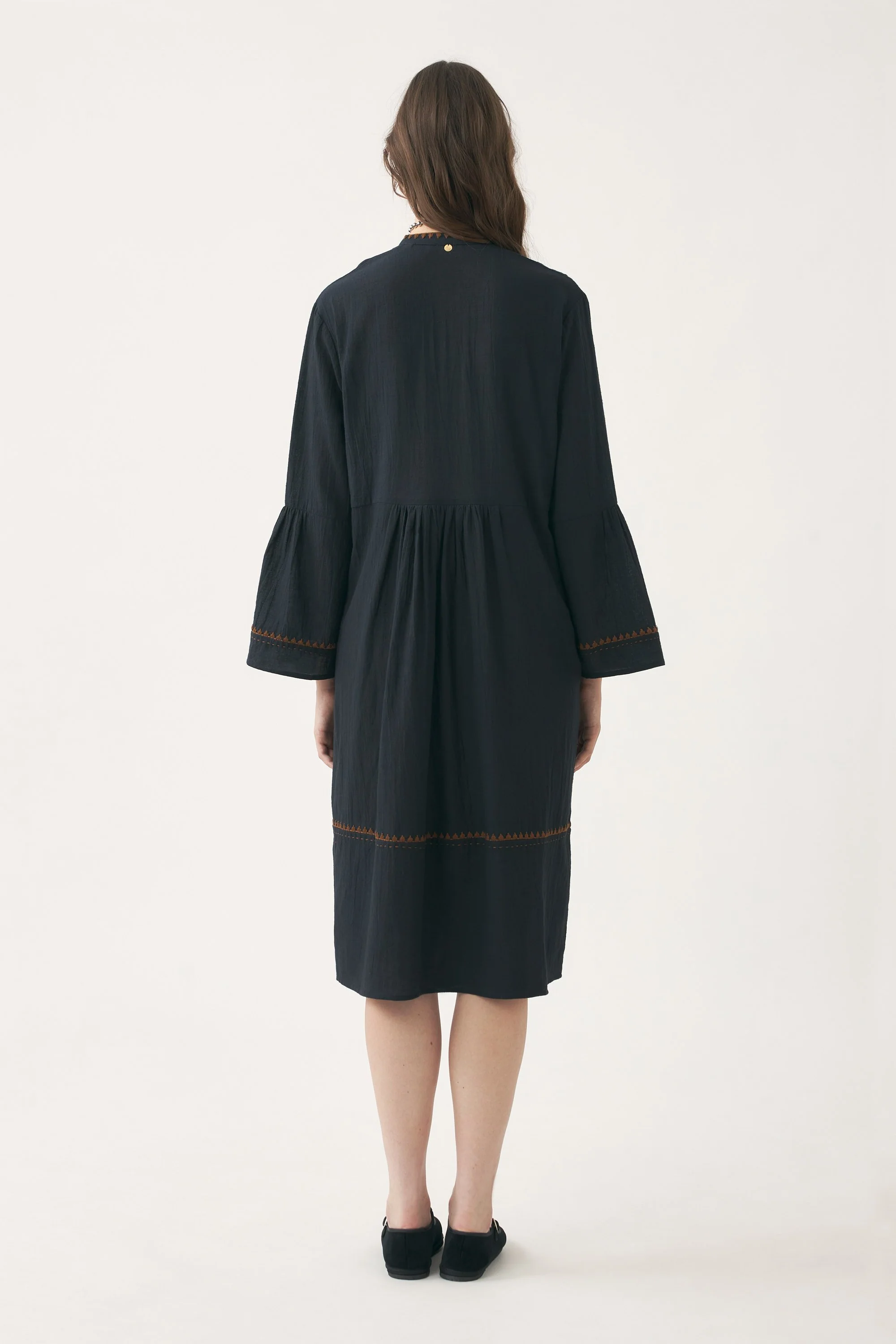 Robe en lin brodée à la main Cindy - Image 2