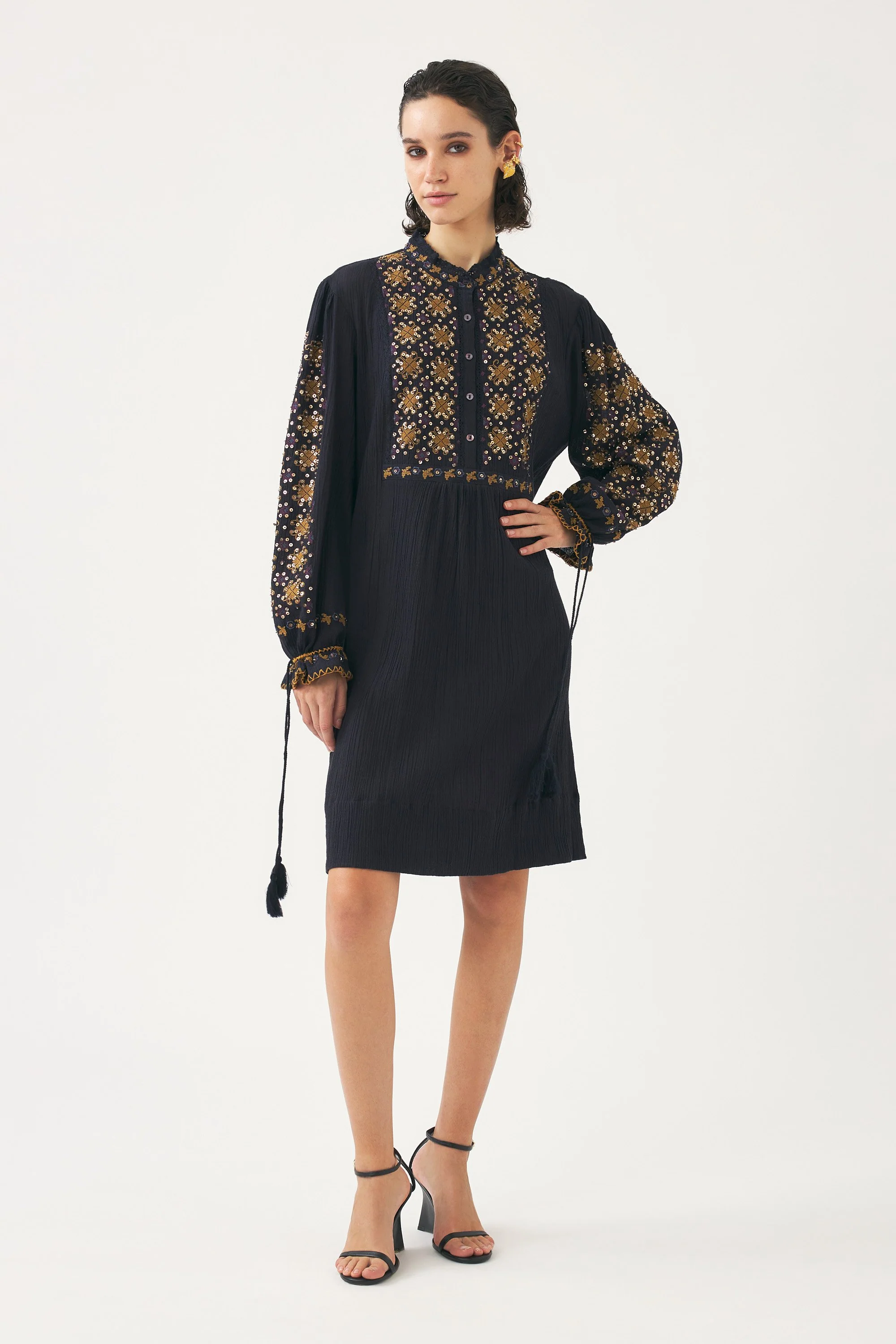 Mini robe brodée à la main avec des perles Jena