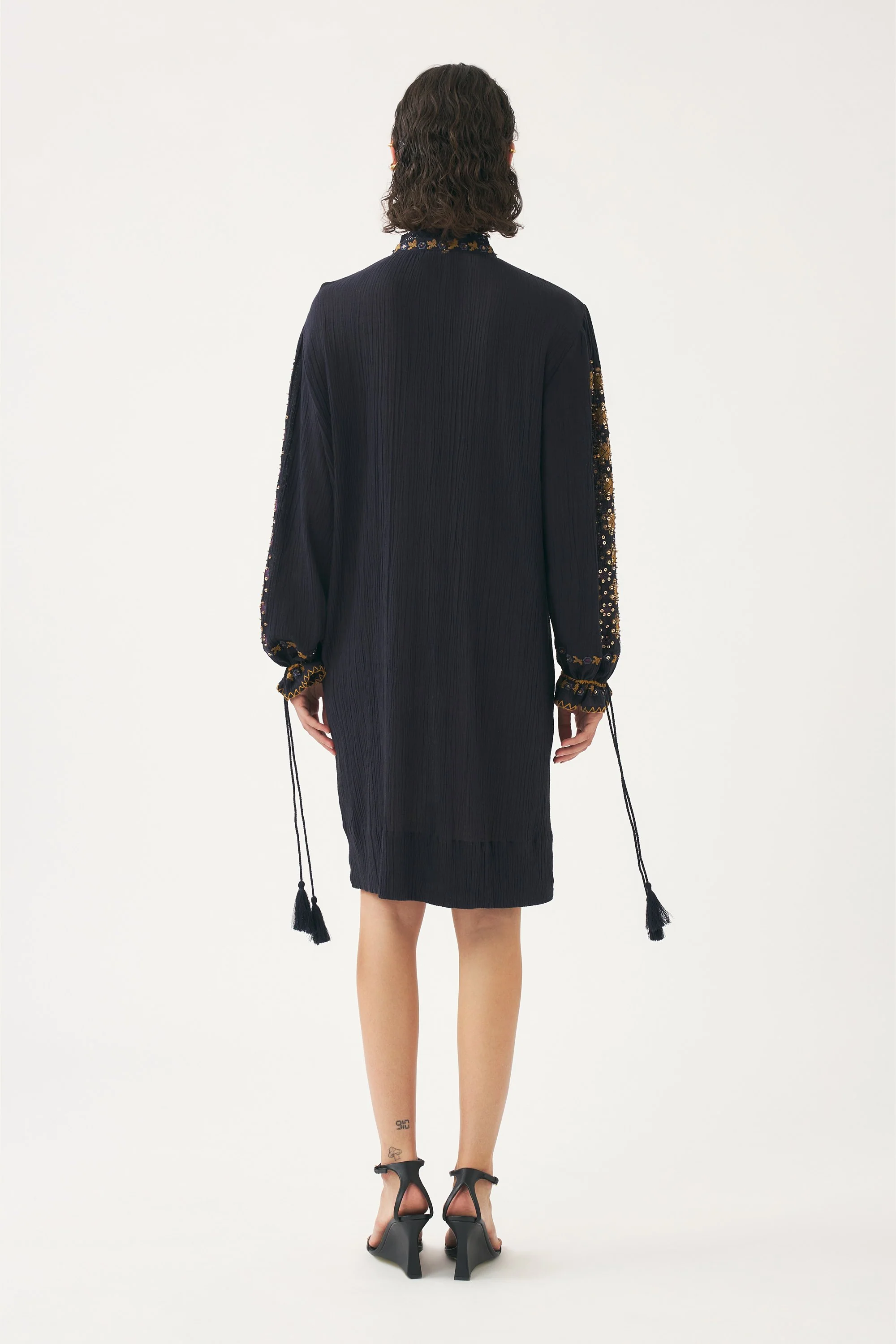 Mini robe brodée à la main avec des perles Jena - Image 4